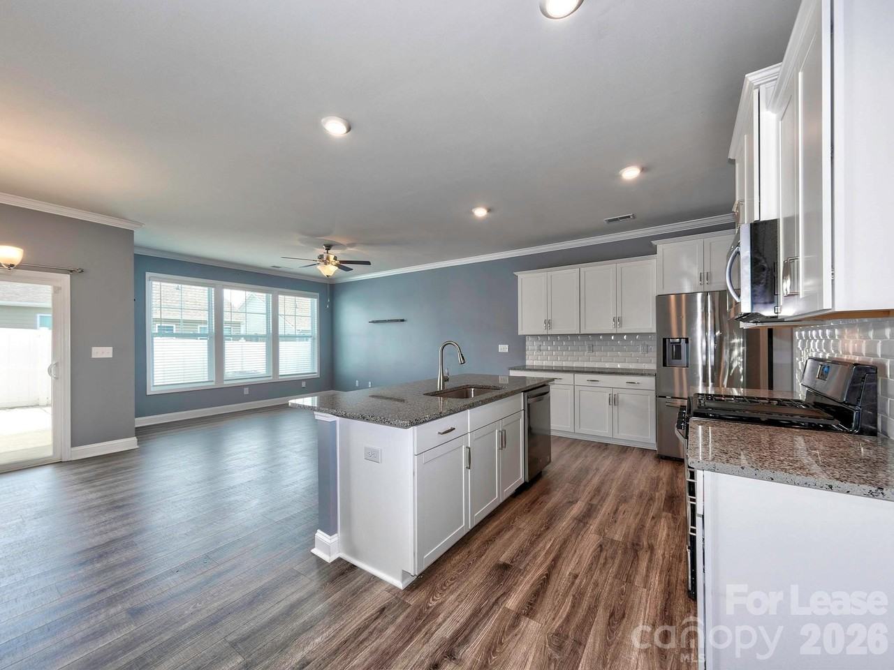915 Emma Kate Ct - Photo 4 of 41
