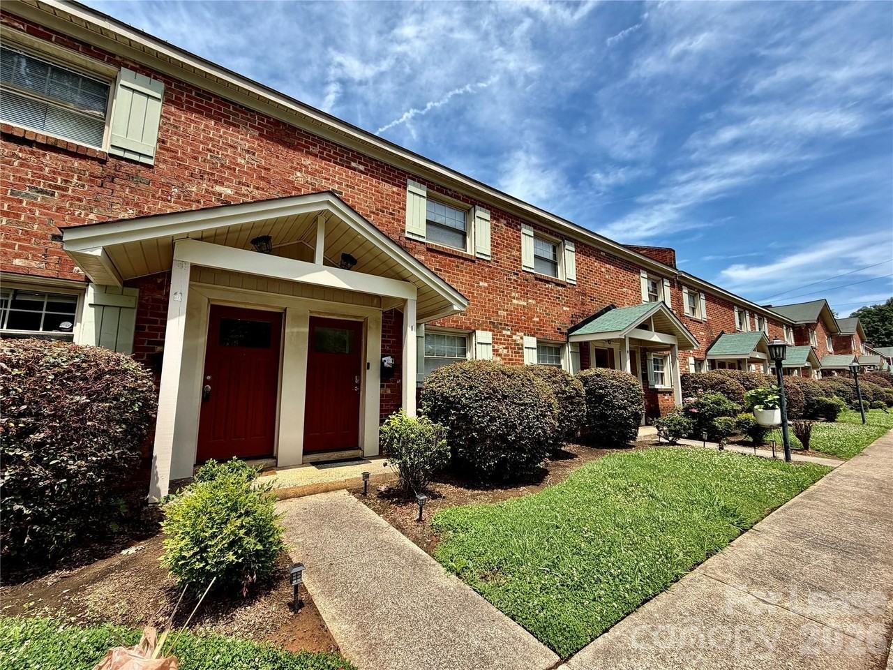 1207 Green Oaks Ln #J