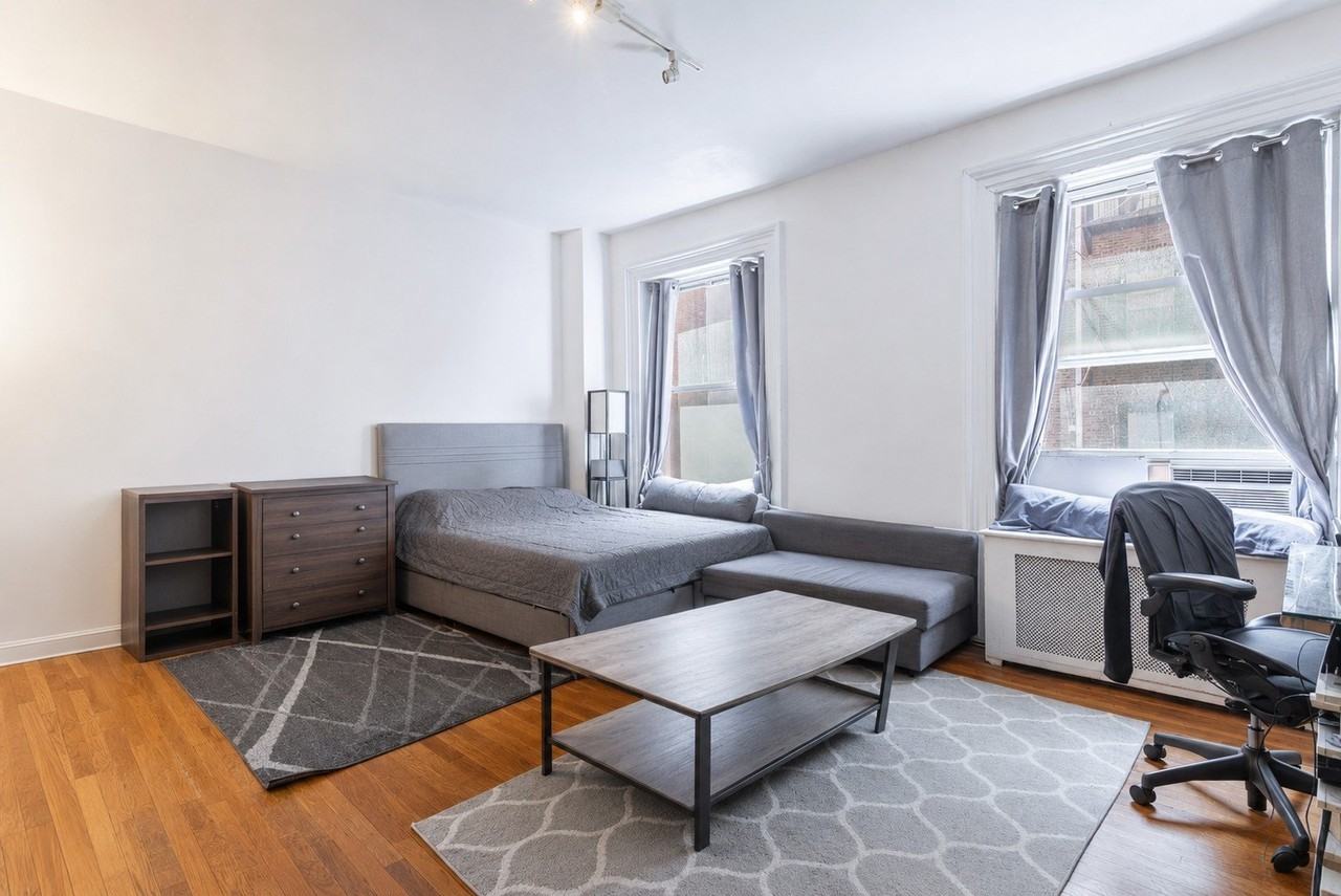 102 E 30th St Apt 3r - Photo 2 of 6