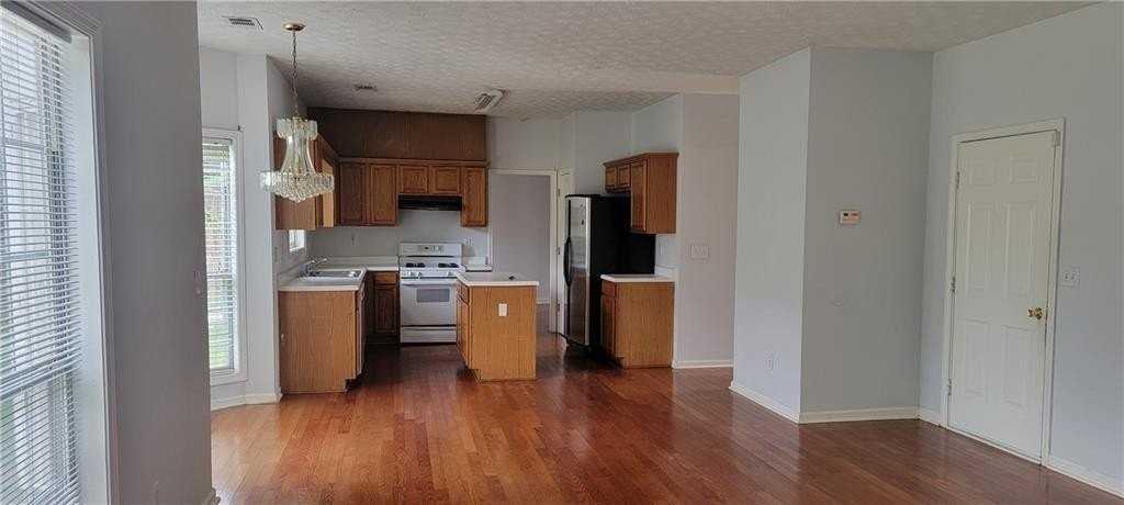 3748 Jackson Bluff Dr - Photo 4 of 9