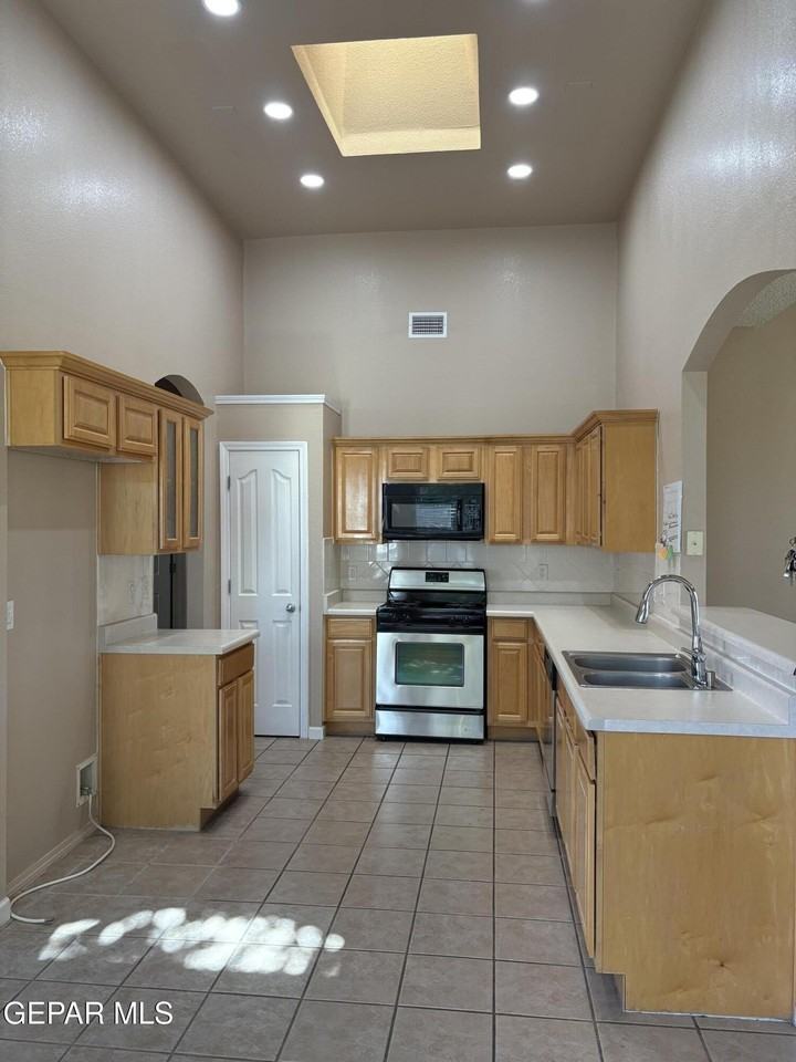 12421 Paseo De Arco Ct - Photo 2 of 26