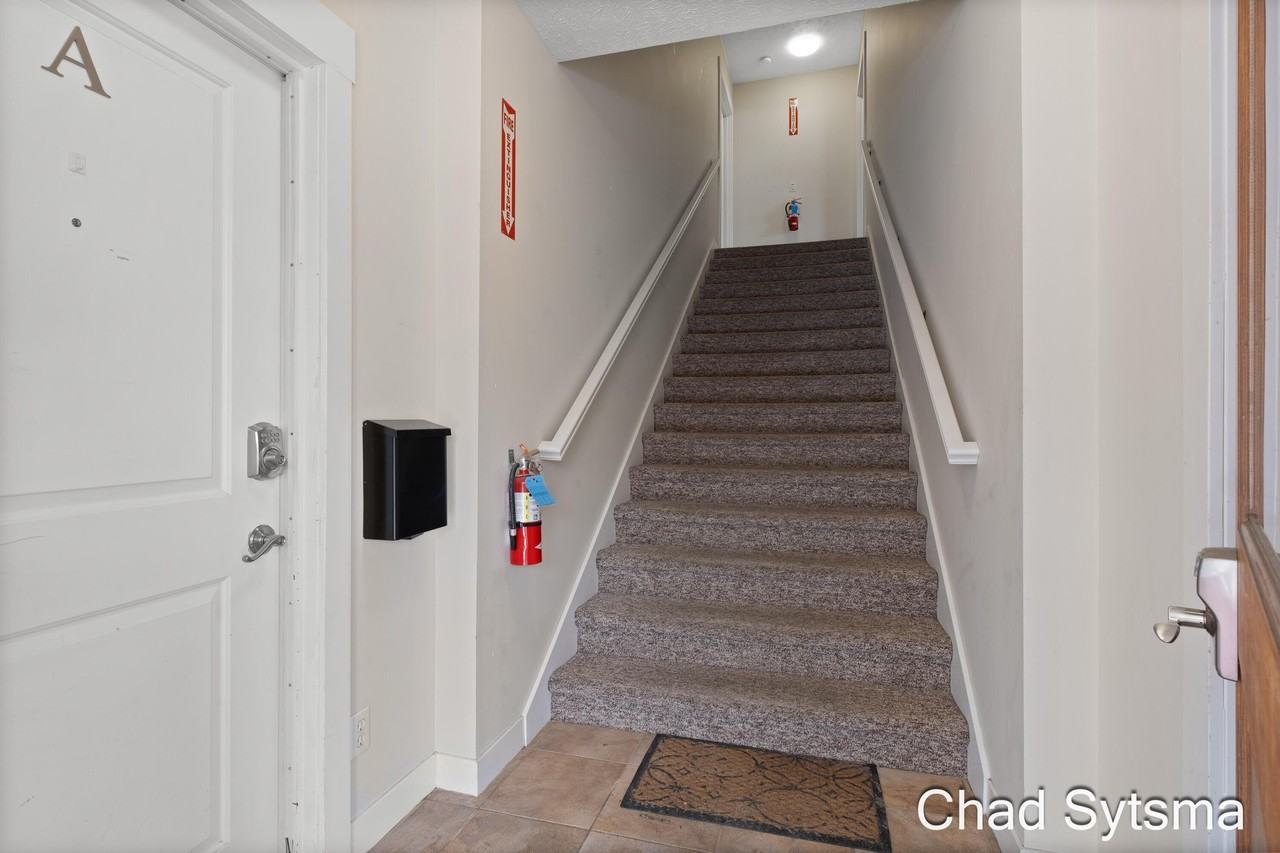 930 Wealthy St Se #D - Photo 2 of 17