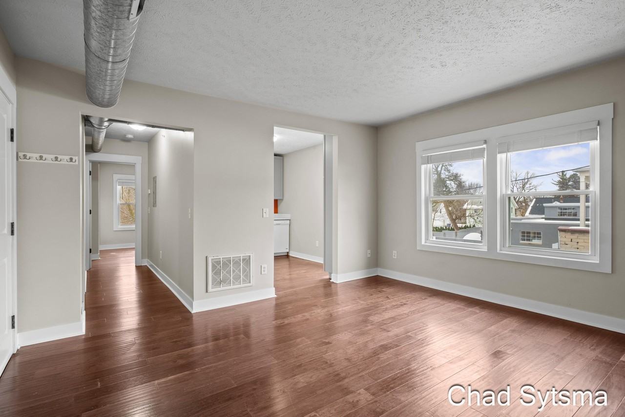 930 Wealthy St Se #D - Photo 3 of 17