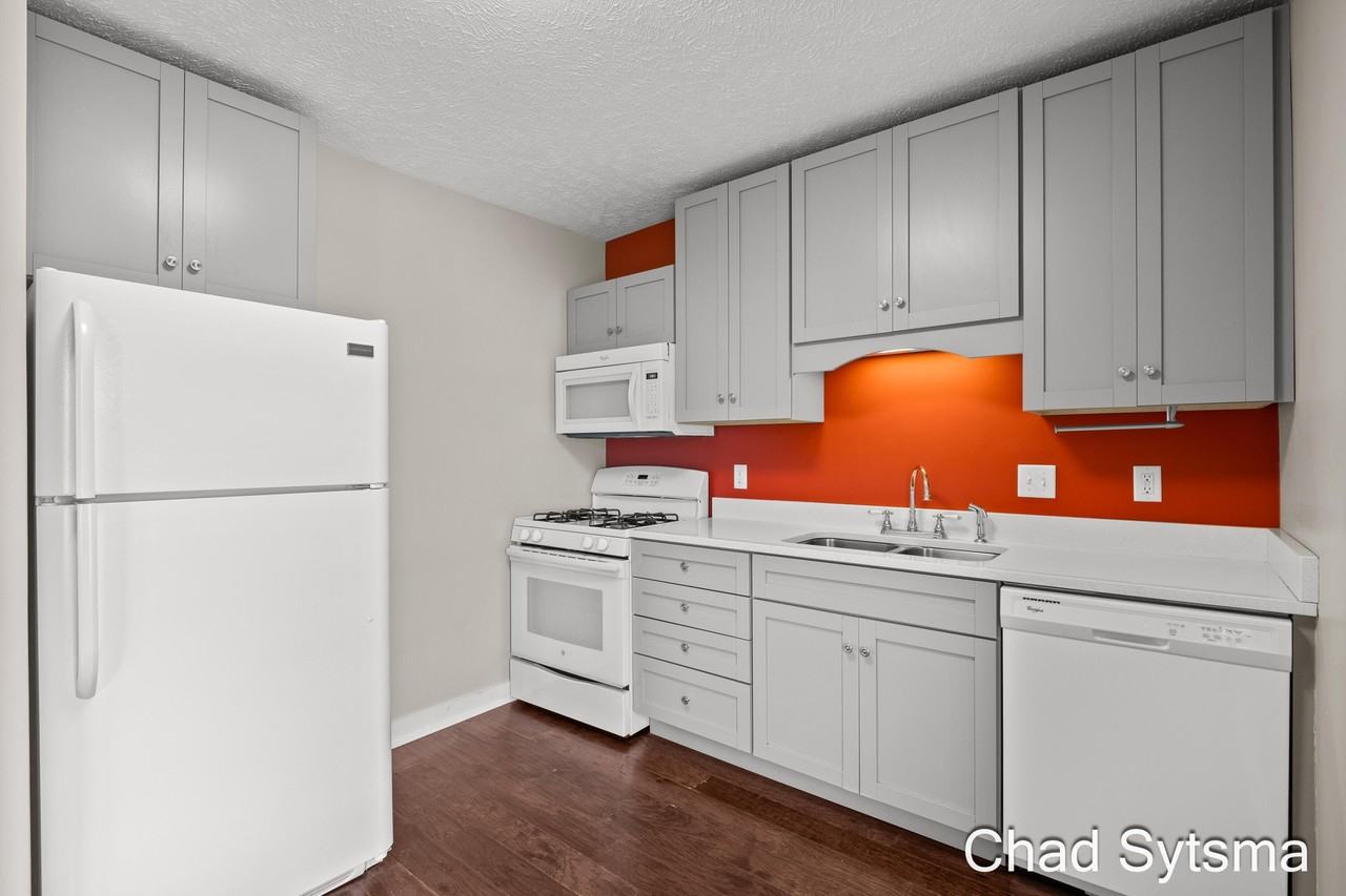 930 Wealthy St Se #D - Photo 5 of 17