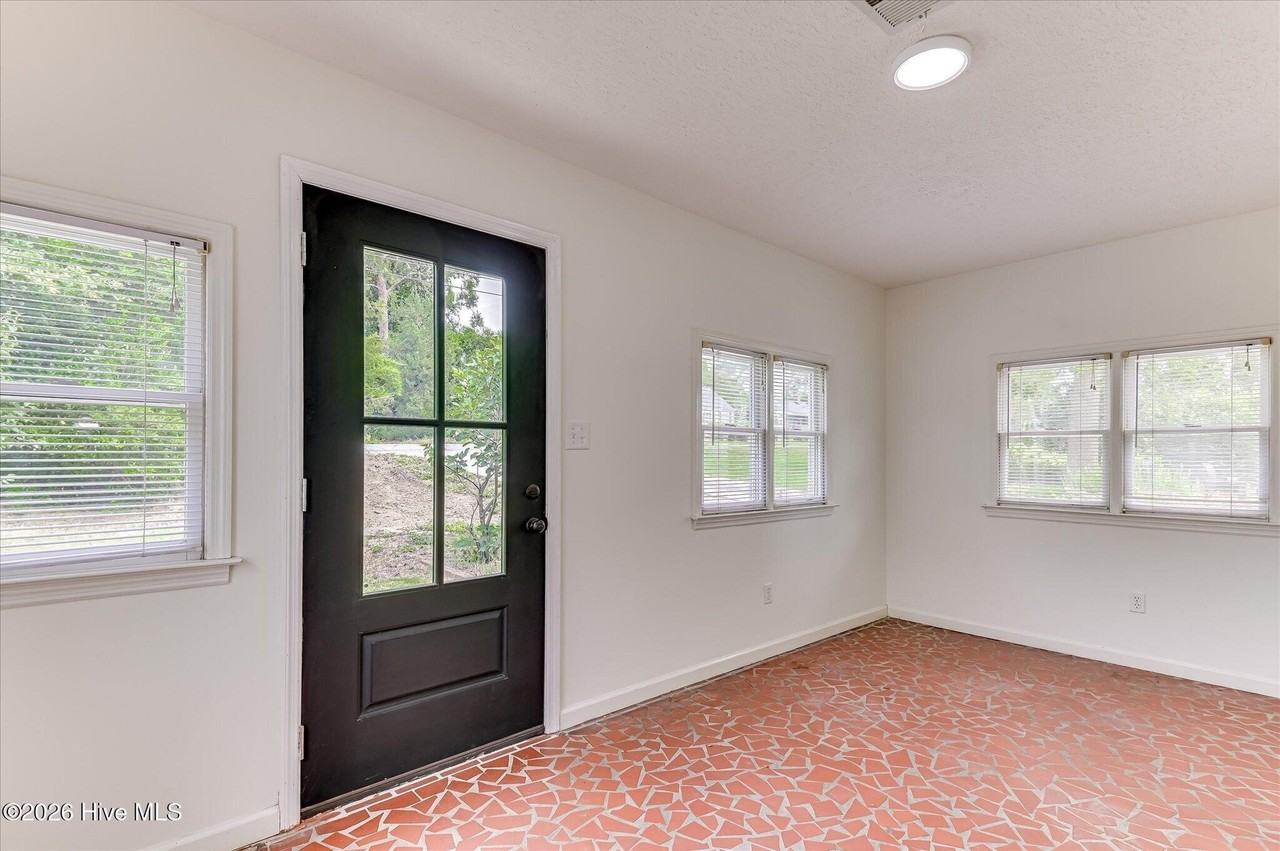 1712 Kissingbower Rd - Photo 4 of 35