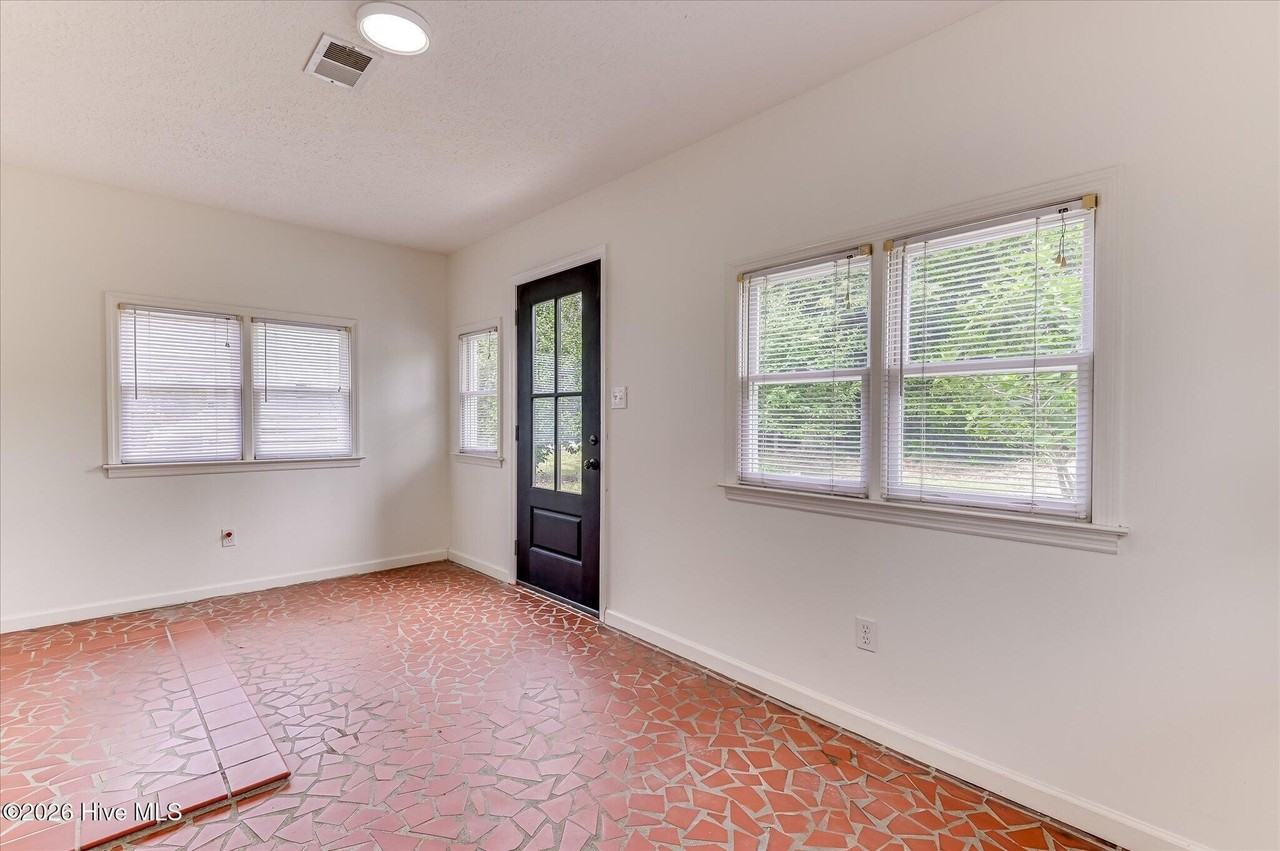 1712 Kissingbower Rd - Photo 5 of 35
