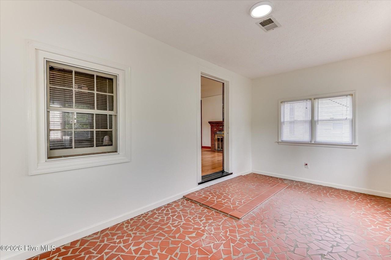 1712 Kissingbower Rd - Photo 7 of 35