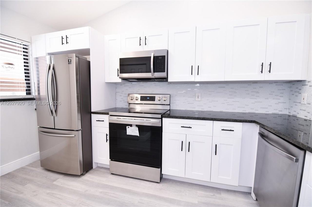 2315 Sw 22nd Ave #2020 - Photo 2 of 14