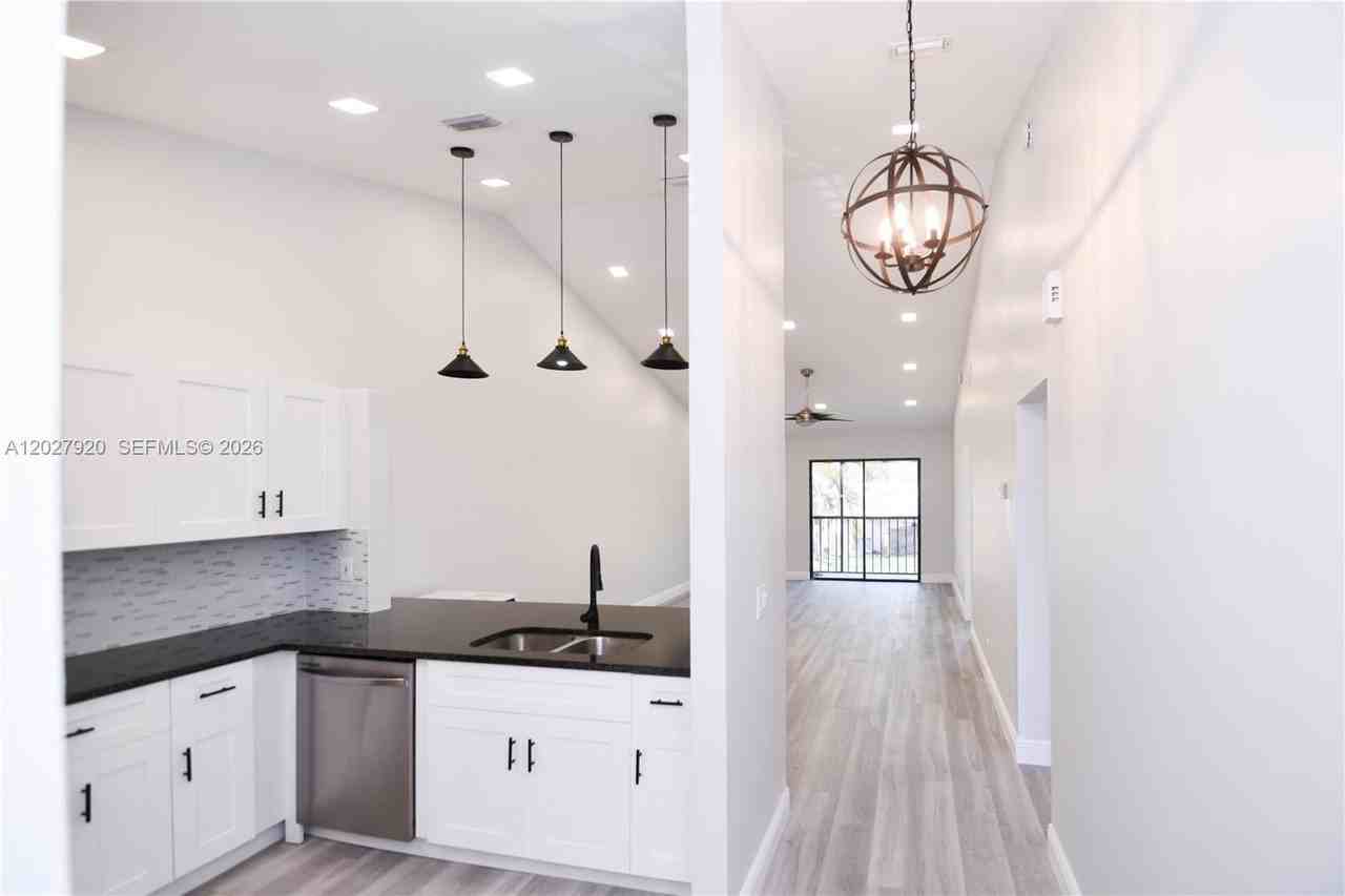 2315 Sw 22nd Ave #2020 - Photo 3 of 14