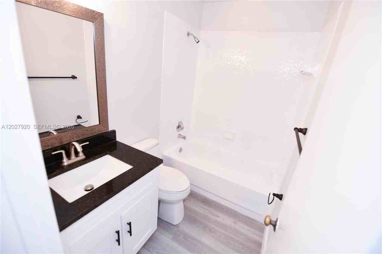 2315 Sw 22nd Ave #2020 - Photo 7 of 14