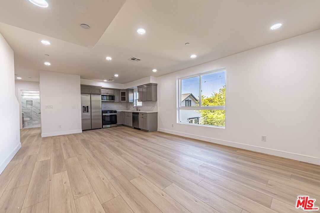 5438 Romaine St - Photo 2 of 8