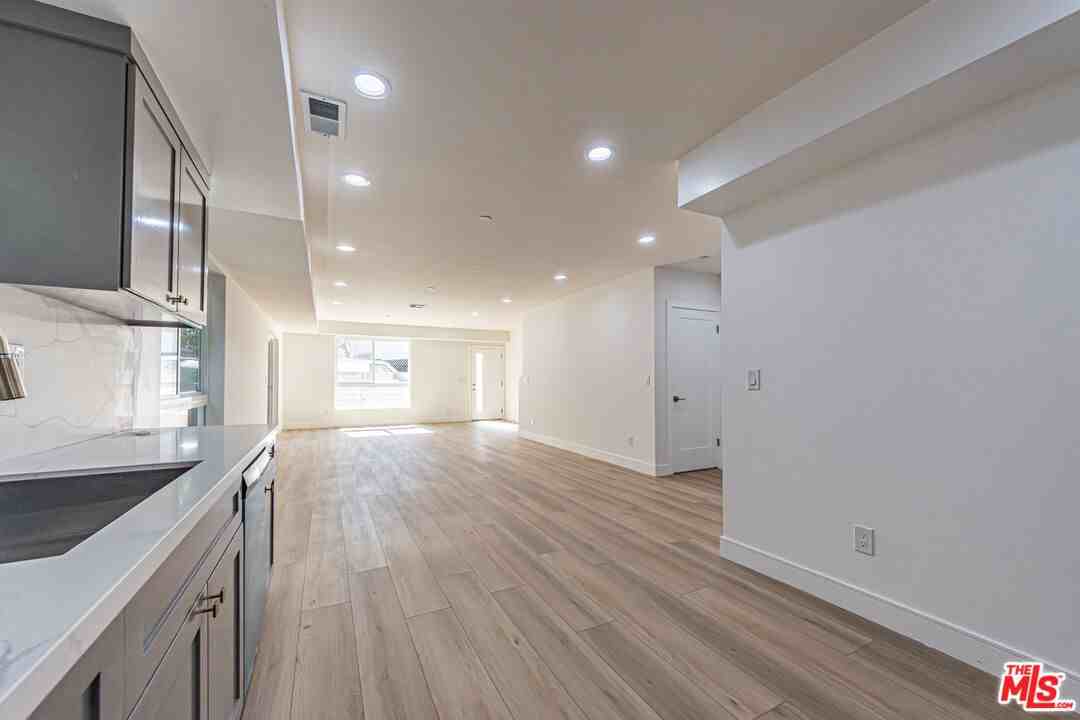 5438 Romaine St - Photo 3 of 8