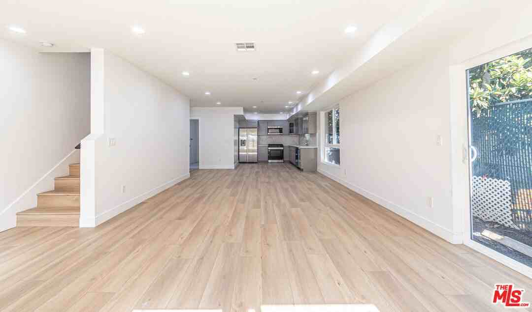 5438 Romaine St - Photo 4 of 8