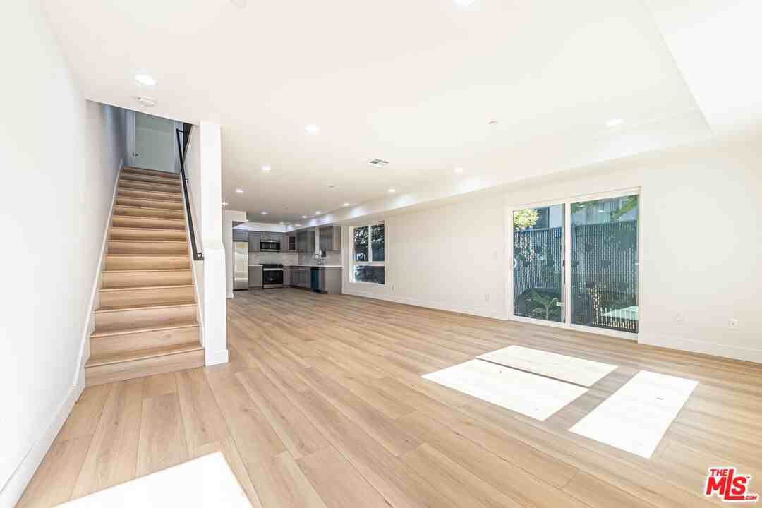 5438 Romaine St - Photo 5 of 8