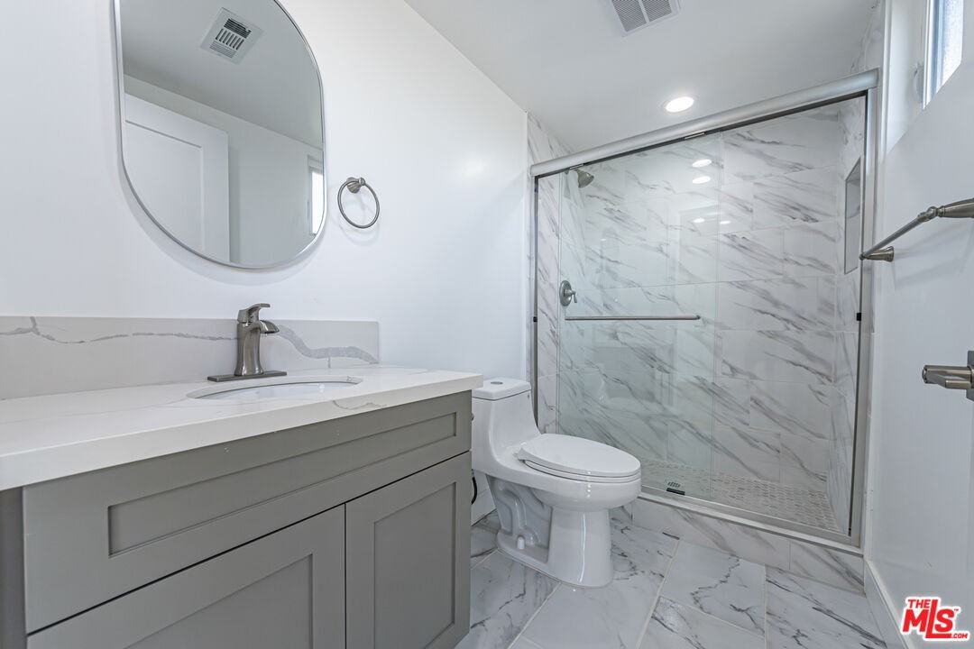 5438 Romaine St - Photo 6 of 8