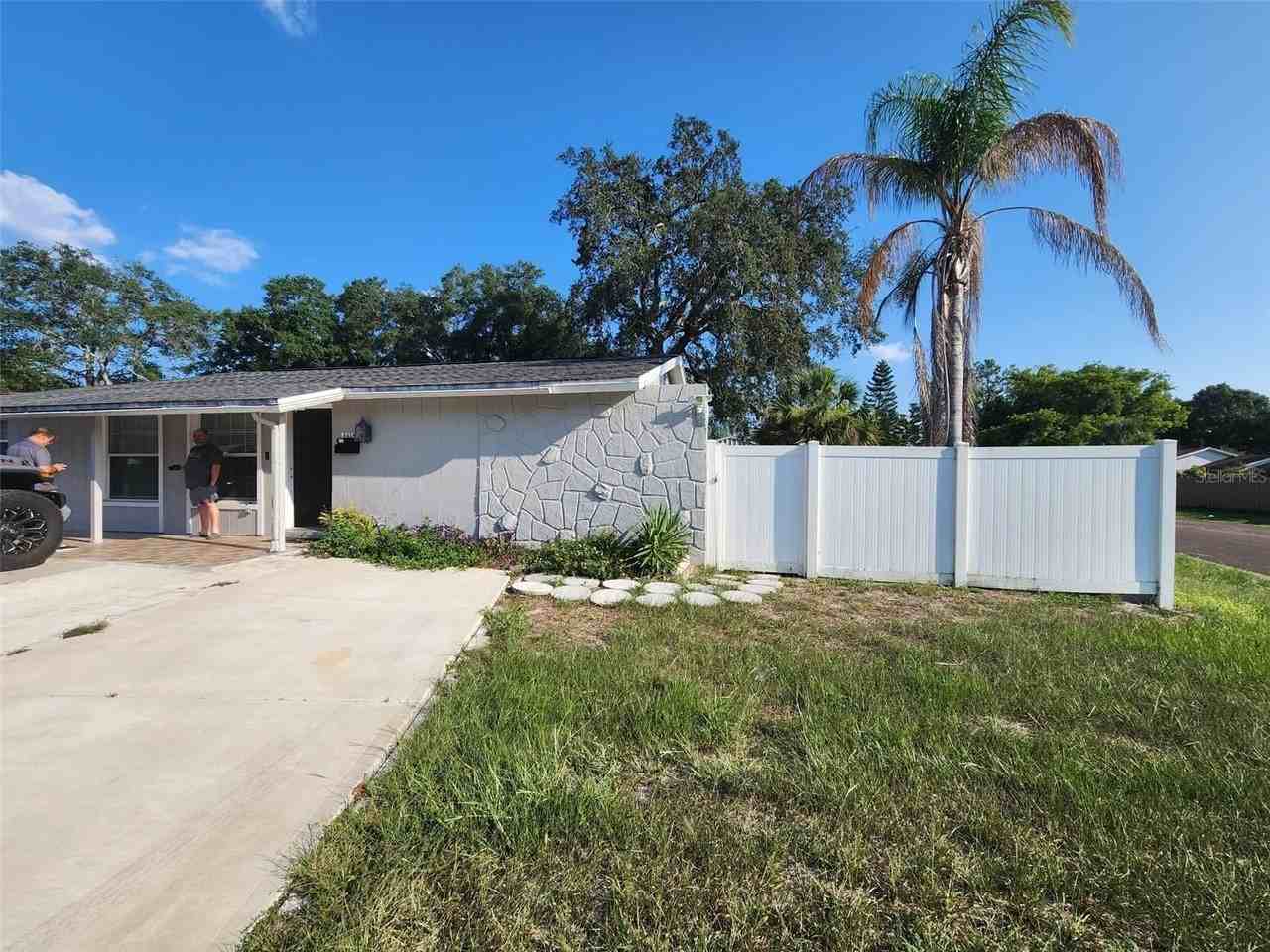 8518 Woodlake Dr