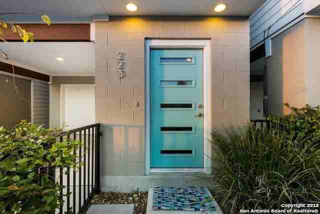 223 W Laurel - Photo 2 of 18