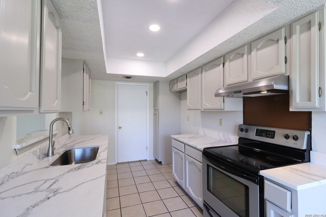 1306 Tideland St - Photo 7 of 27