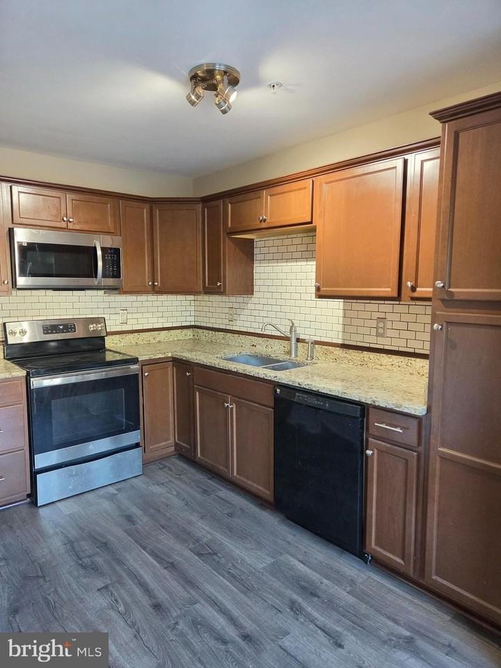 17 Owen Ct - Photo 3 of 21