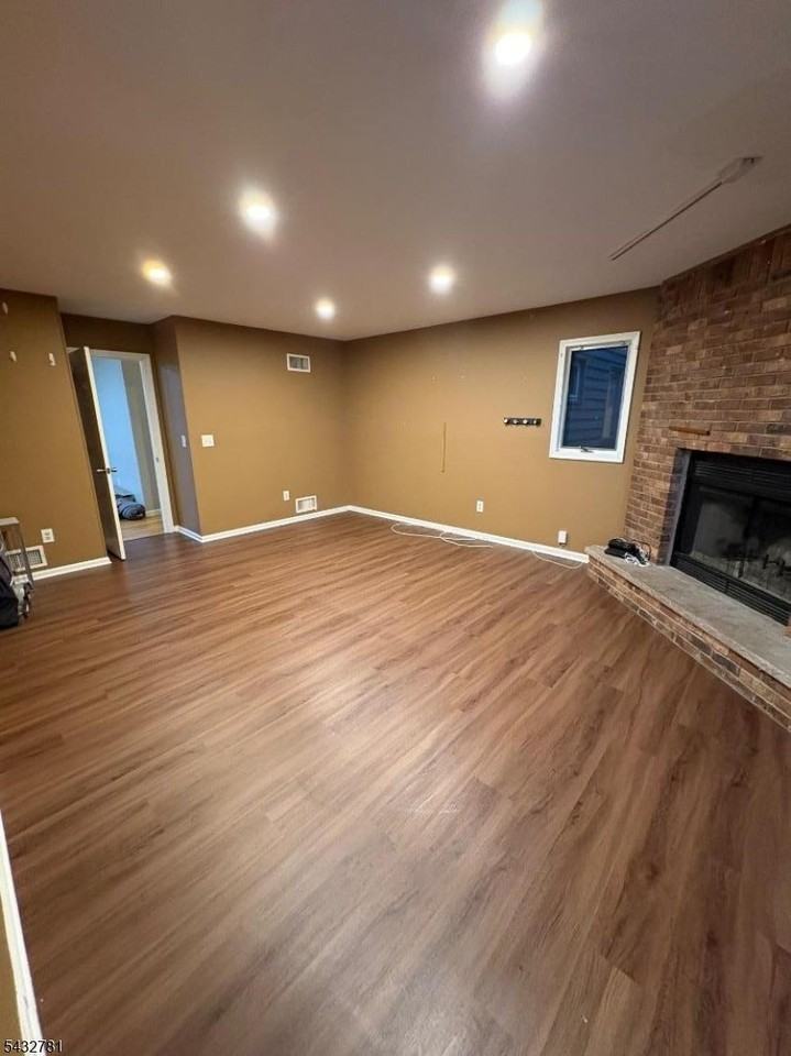 270 Silleck St - Photo 5 of 19