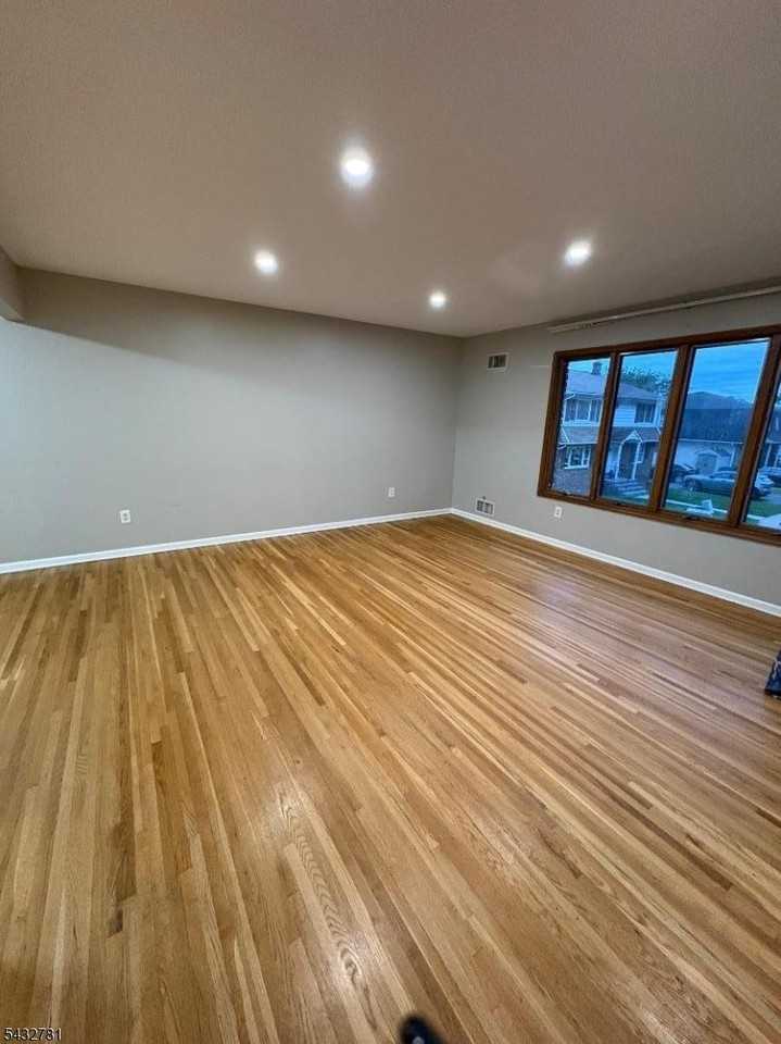 270 Silleck St - Photo 7 of 19