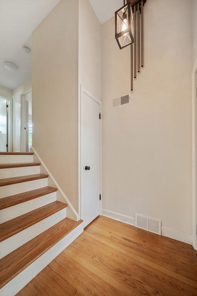 5320 Suffield Ct - Photo 4 of 30