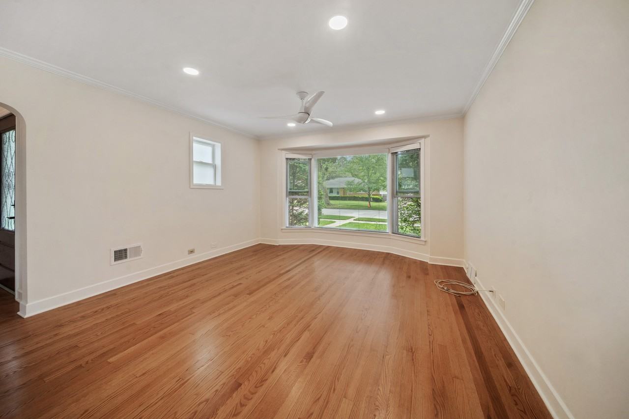 5320 Suffield Ct - Photo 6 of 30