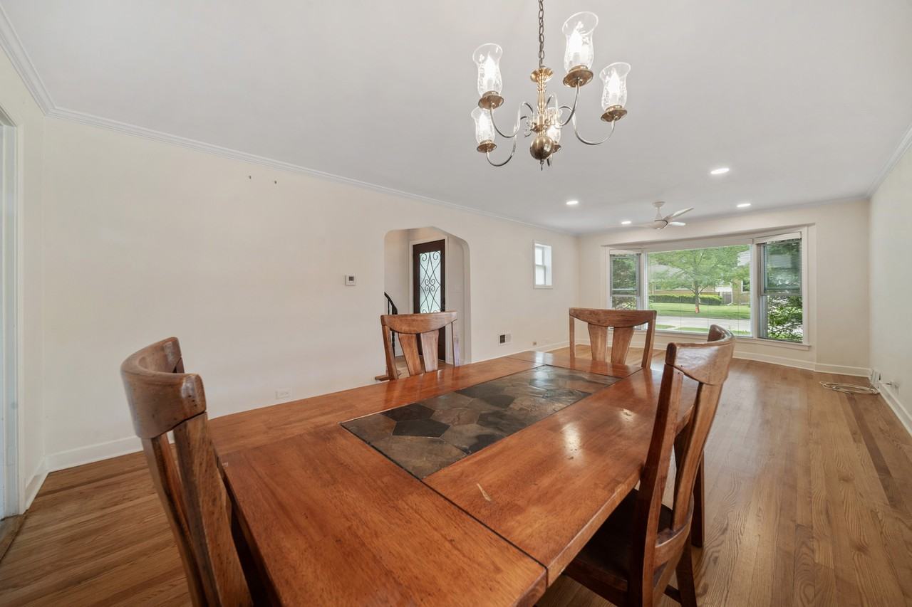 5320 Suffield Ct - Photo 7 of 30