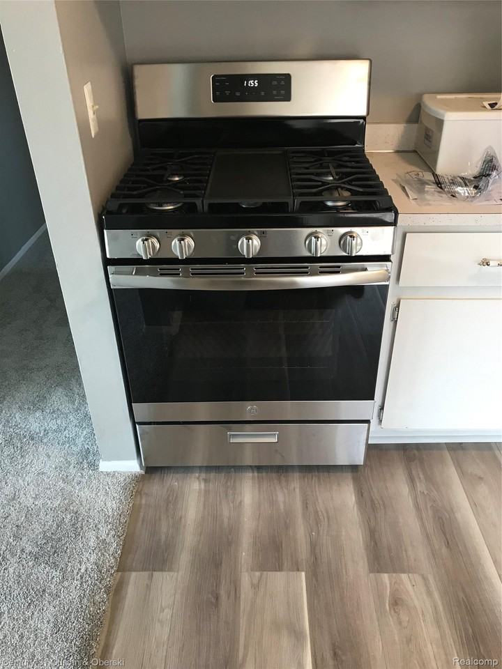 22489 Daniels St - Photo 2 of 7