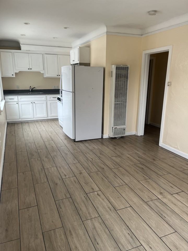 614 1/2 W 87th St - Photo 2 of 8