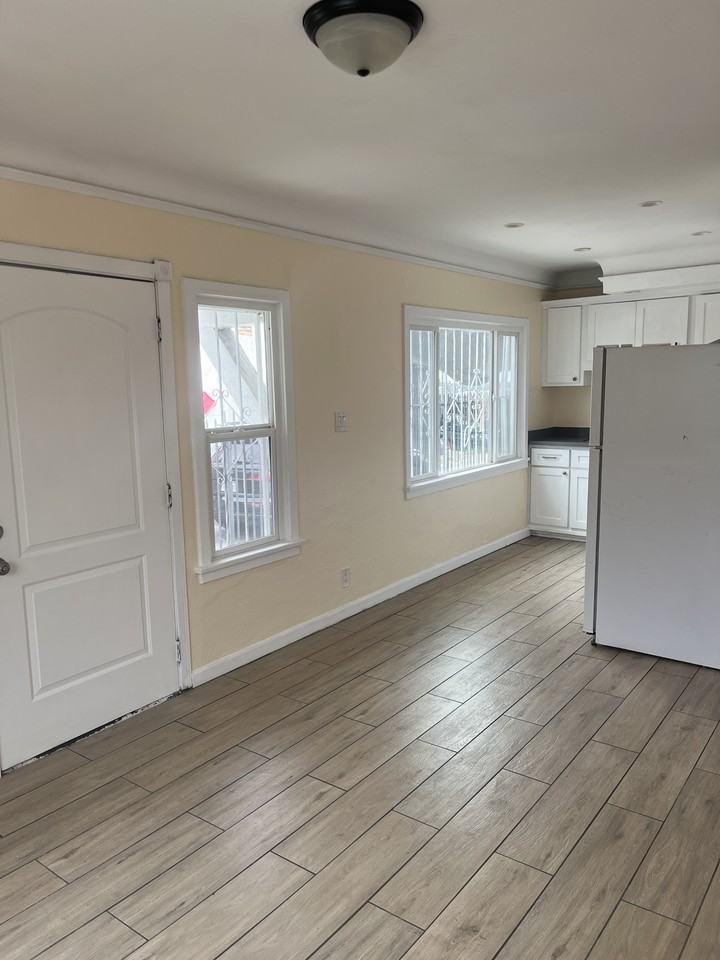 614 1/2 W 87th St - Photo 3 of 8