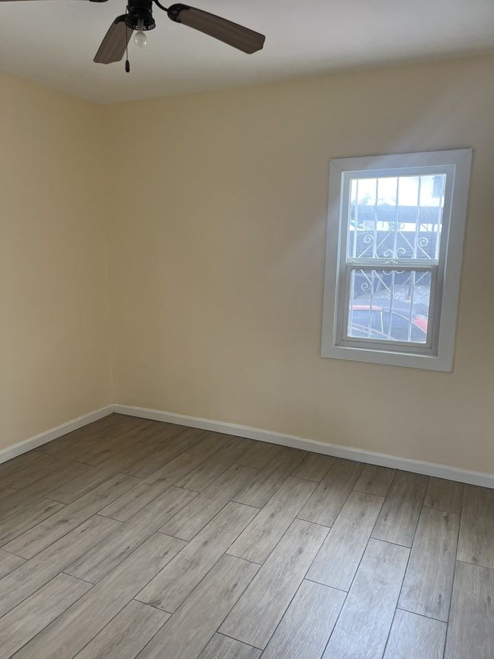614 1/2 W 87th St - Photo 4 of 8