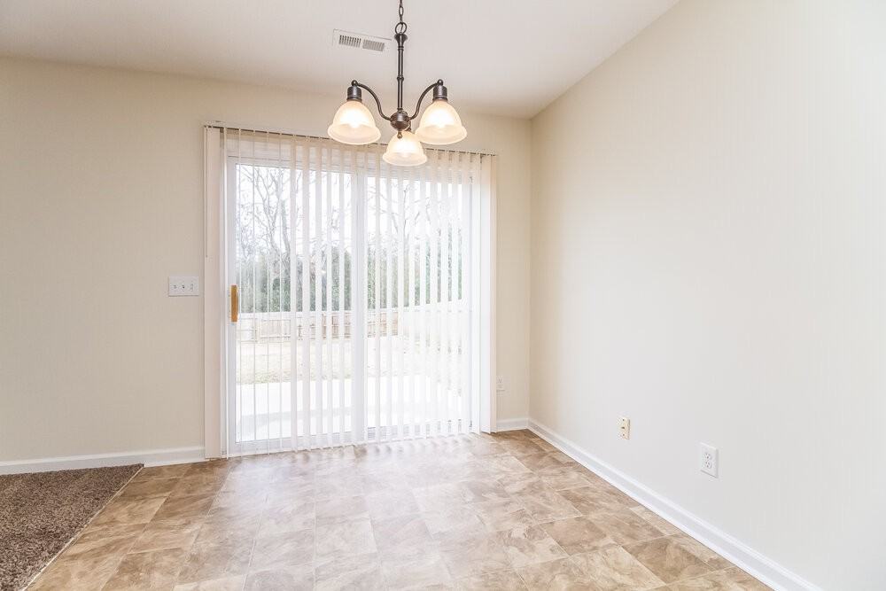 4565 Hawthorn Dr - Photo 5 of 19
