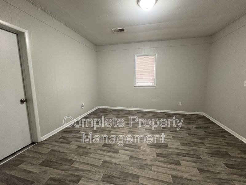 6112 Blocton Ave - Photo 4 of 9