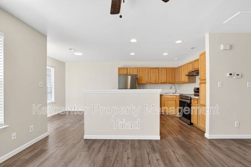 805 Creek Crossing Trl - Photo 4 of 30