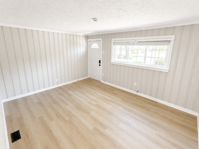 931 Crestline Dr - Photo 2 of 13