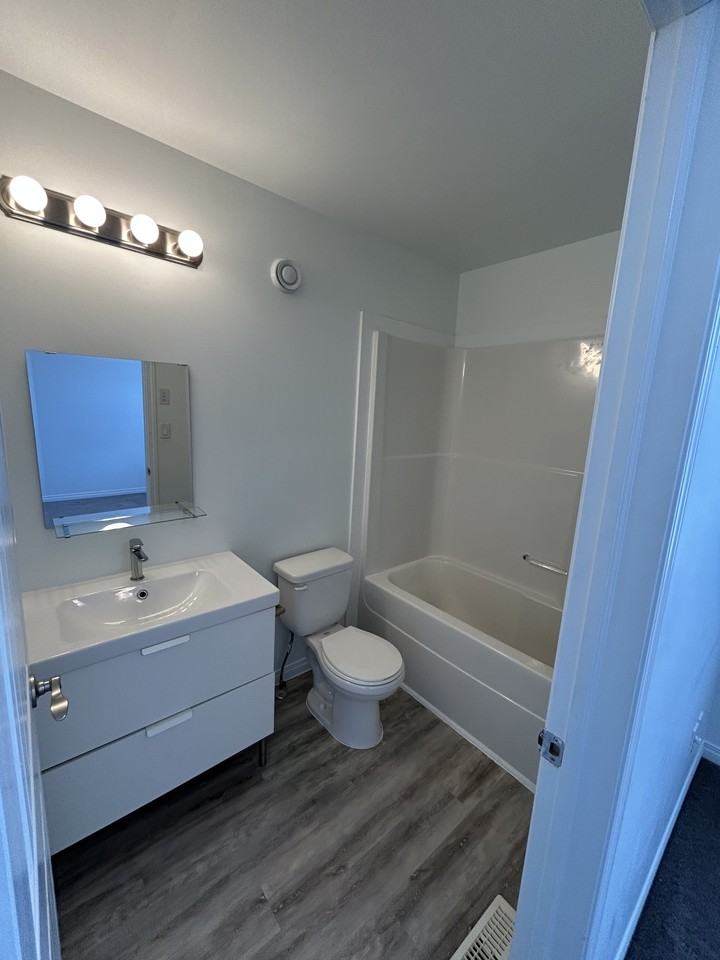 12148 105 St Nw - Photo 5 of 13