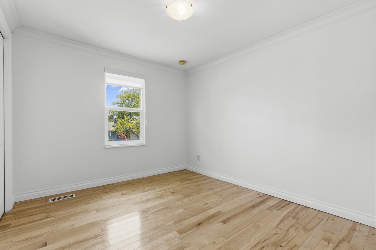10851 Rosecroft Cres #1 - Photo 5 of 9