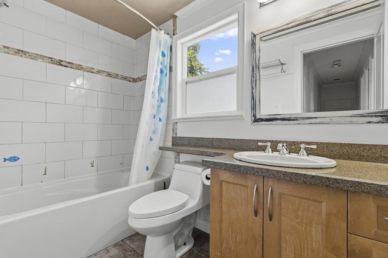10851 Rosecroft Cres #1 - Photo 6 of 9