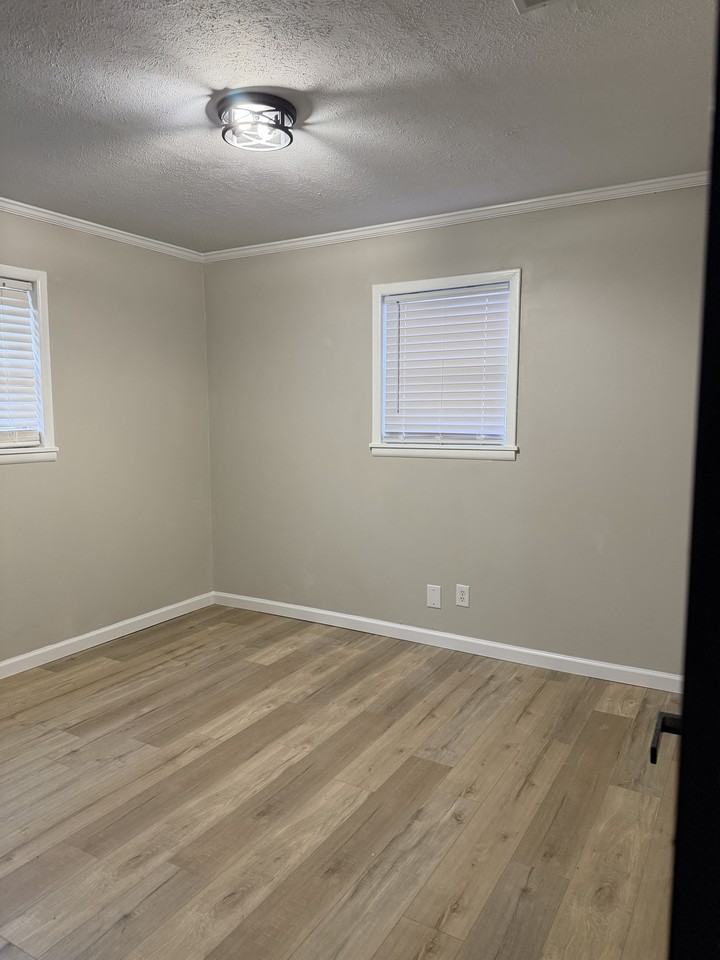 2559 Saint Clair St #1 - Photo 4 of 8