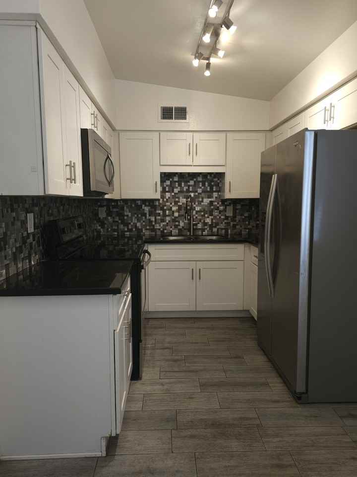 824 E Rose Ln #4 - Photo 4 of 29