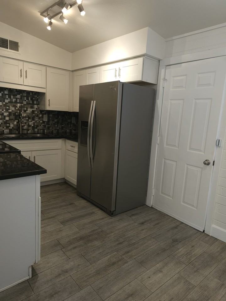 824 E Rose Ln #4 - Photo 6 of 29