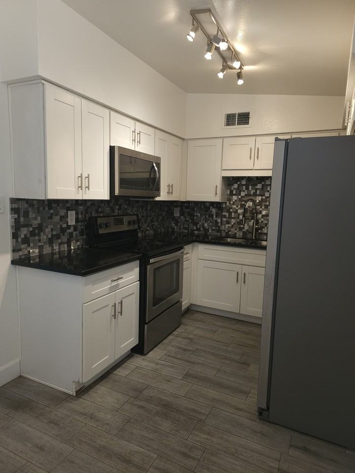824 E Rose Ln #4 - Photo 7 of 29