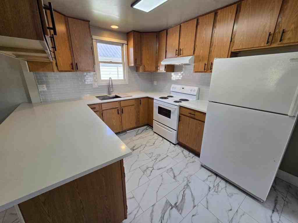 307 5th Ave N - Photo 5 of 18