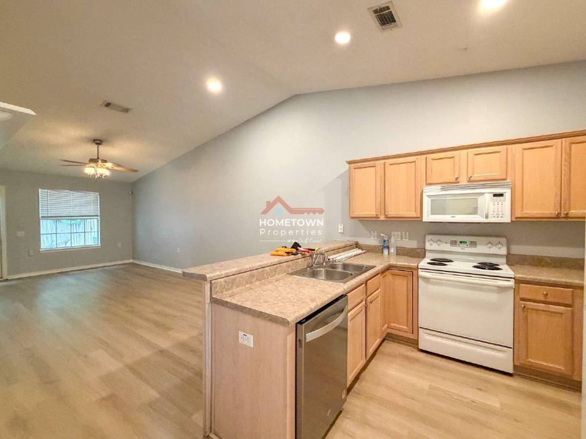 8005 Stonebrook Dr - Photo 3 of 10