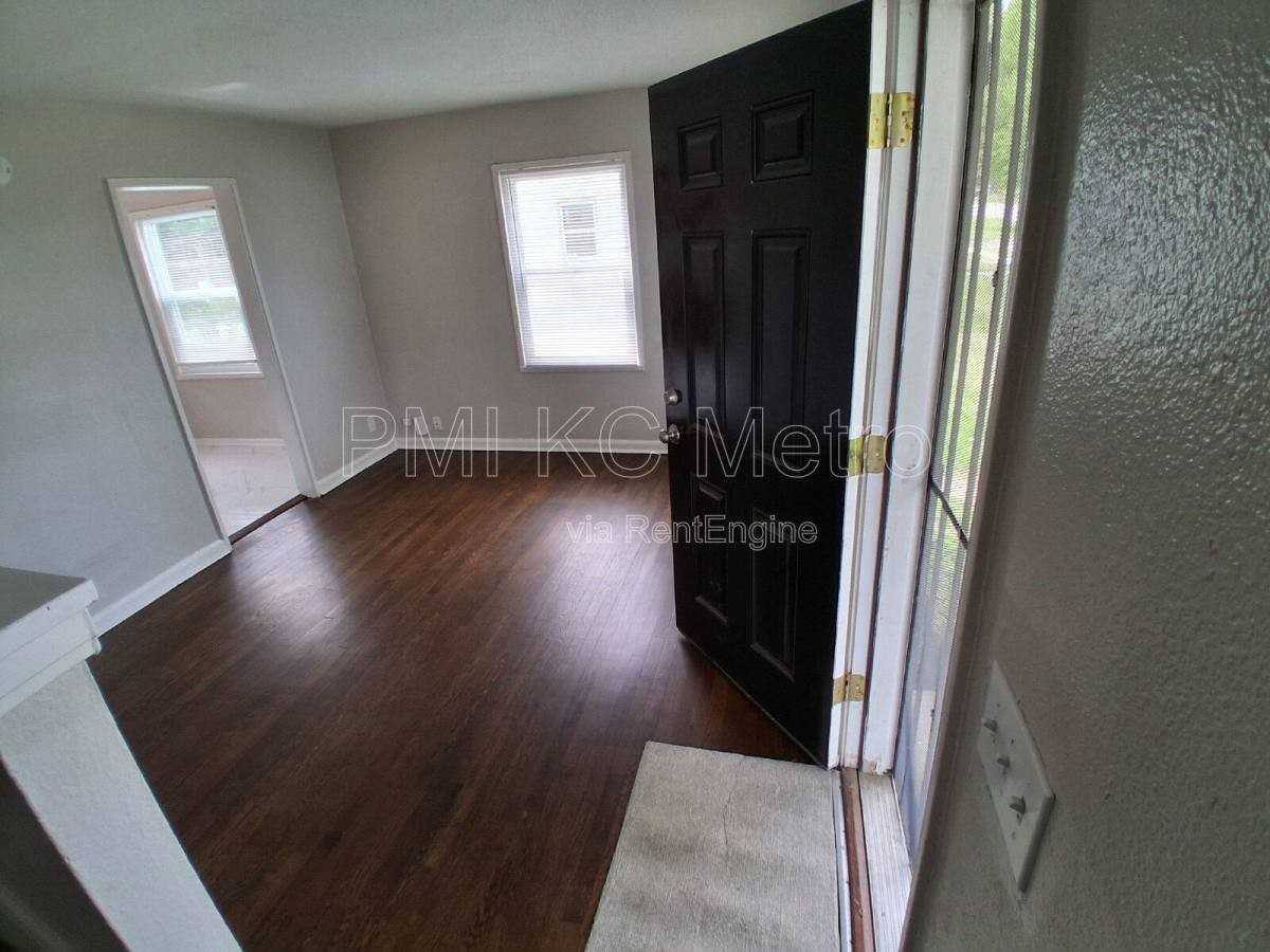 9548 Charlotte St - Photo 2 of 9