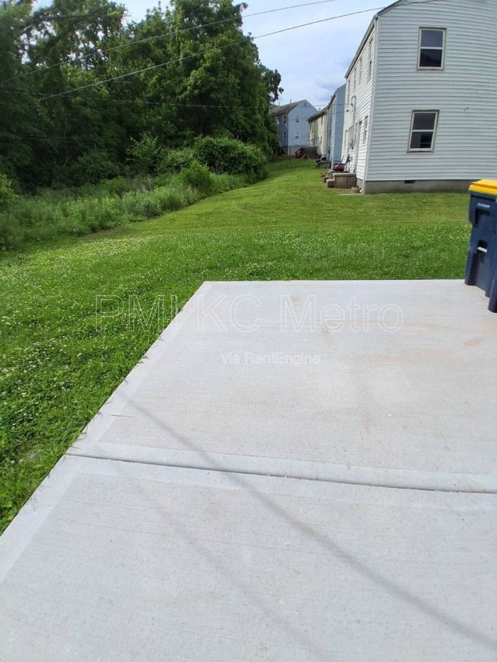 9548 Charlotte St - Photo 3 of 9