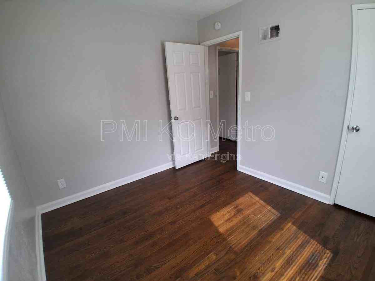 9548 Charlotte St - Photo 4 of 9