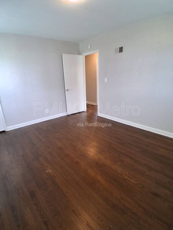 9548 Charlotte St - Photo 5 of 9