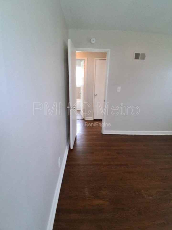 9548 Charlotte St - Photo 6 of 9
